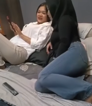 Kolpri Booking Dua Cewek Jilbab Sekaligus