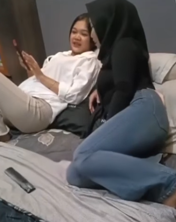 Kolpri Booking Dua Cewek Jilbab Sekaligus